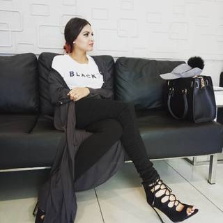 Himanshi Khurana feet photo thumbnail