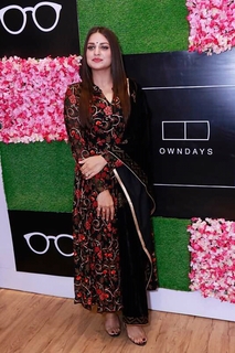 Himanshi Khurana feet photo thumbnail