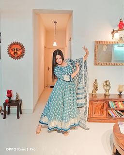 Himanshi Khurana feet photo thumbnail
