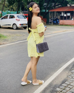 Himanshi Khurana feet photo thumbnail