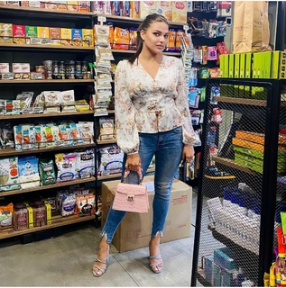 Himanshi Khurana feet photo thumbnail