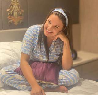 Himanshi Khurana feet photo thumbnail