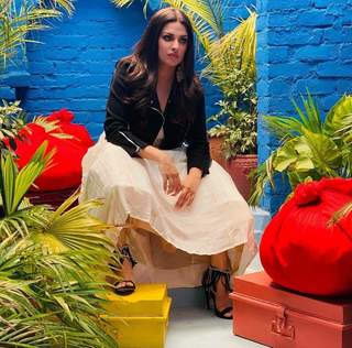 Himanshi Khurana feet photo thumbnail