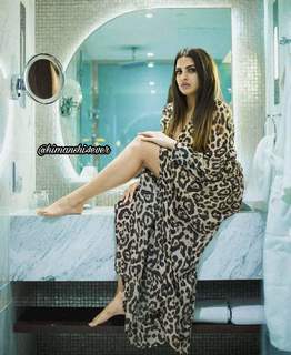 Himanshi Khurana feet photo thumbnail