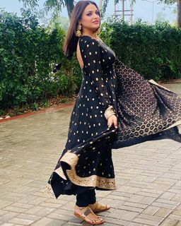 Himanshi Khurana feet photo thumbnail