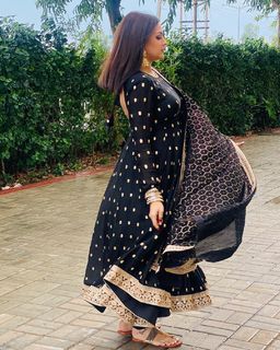 Himanshi Khurana feet photo thumbnail