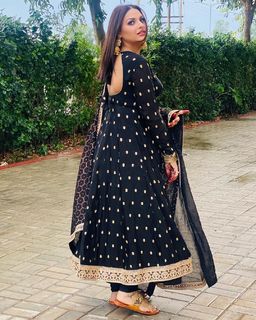 Himanshi Khurana feet photo thumbnail