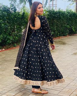 Himanshi Khurana feet photo thumbnail