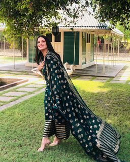 Himanshi Khurana feet photo thumbnail