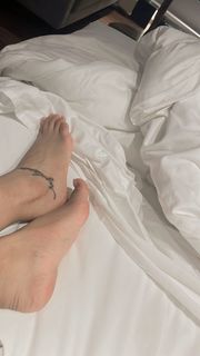 Himanshi Khurana feet photo thumbnail