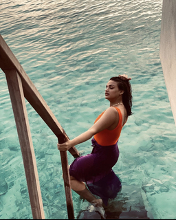 Himanshi Khurana feet photo thumbnail