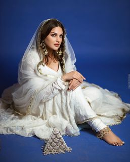 Himanshi Khurana feet photo thumbnail