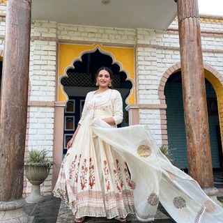 Himanshi Khurana feet photo thumbnail