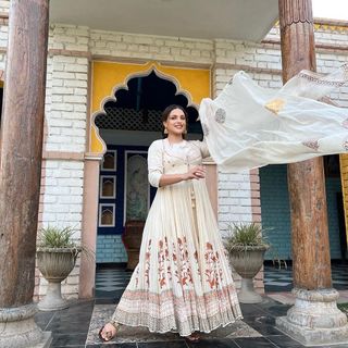 Himanshi Khurana feet photo thumbnail