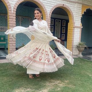 Himanshi Khurana feet photo thumbnail