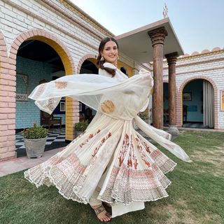 Himanshi Khurana feet photo thumbnail