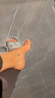 Himanshi Khurana feet photo thumbnail