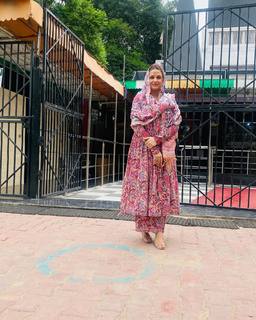 Himanshi Khurana feet photo thumbnail