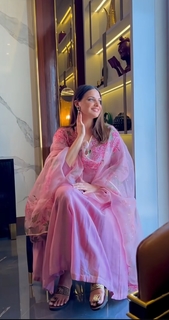 Himanshi Khurana feet photo thumbnail