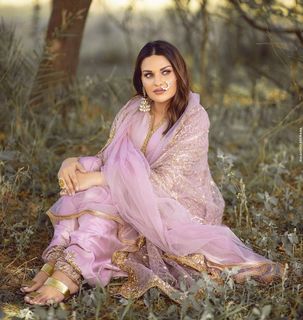 Himanshi Khurana feet photo thumbnail