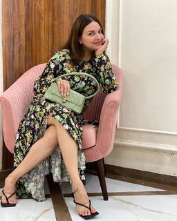 Himanshi Khurana feet photo thumbnail