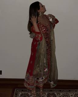 Himanshi Khurana feet photo thumbnail