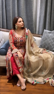 Himanshi Khurana feet photo thumbnail