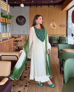 Himanshi Khurana feet photo thumbnail