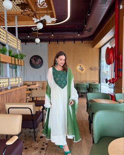 Himanshi Khurana feet photo thumbnail