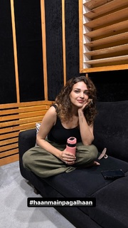 Himanshi Khurana feet photo thumbnail