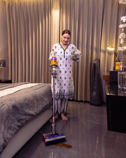 Himanshi Khurana feet photo thumbnail