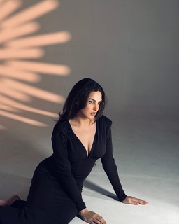 Himanshi Khurana feet photo thumbnail