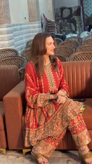 Himanshi Khurana feet photo thumbnail