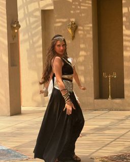 Himanshi Khurana feet photo thumbnail