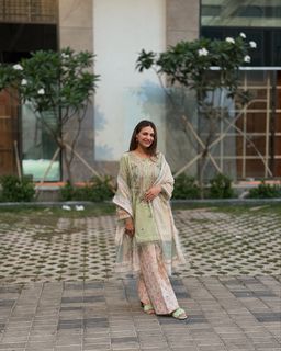 Himanshi Khurana feet photo thumbnail