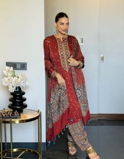 Himanshi Khurana feet photo thumbnail