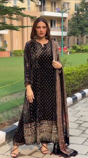 Himanshi Khurana feet photo thumbnail