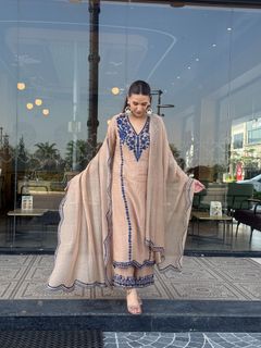 Himanshi Khurana feet photo thumbnail