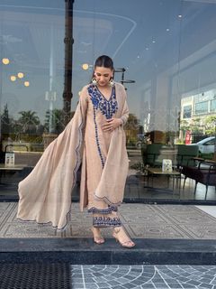 Himanshi Khurana feet photo thumbnail