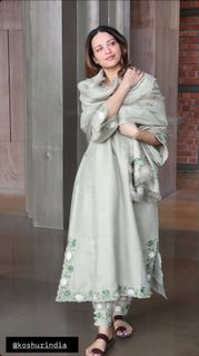 Himanshi Khurana feet photo 12
