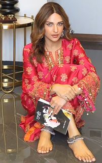 Himanshi Khurana feet photo 7