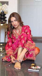 Himanshi Khurana feet photo 5