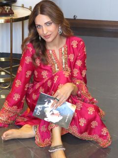 Himanshi Khurana feet photo 2