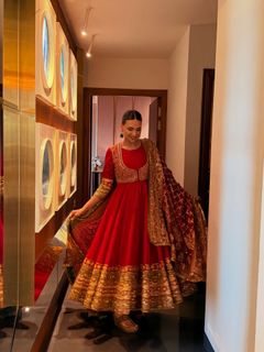 Himanshi Khurana feet photo 16