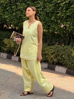 Himanshi Khurana feet photo 14