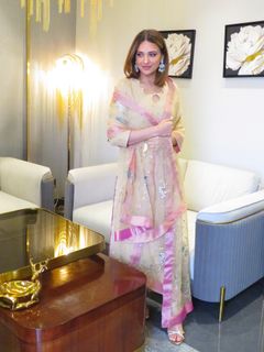 Himanshi Khurana feet photo 9