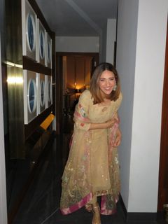 Himanshi Khurana feet photo 8