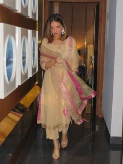 Himanshi Khurana feet photo 6