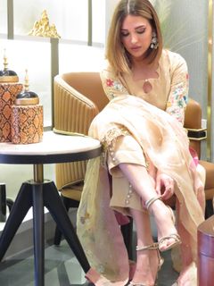 Himanshi Khurana feet photo 5