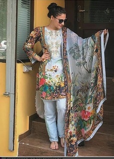 Hina Altaf feet photo 3